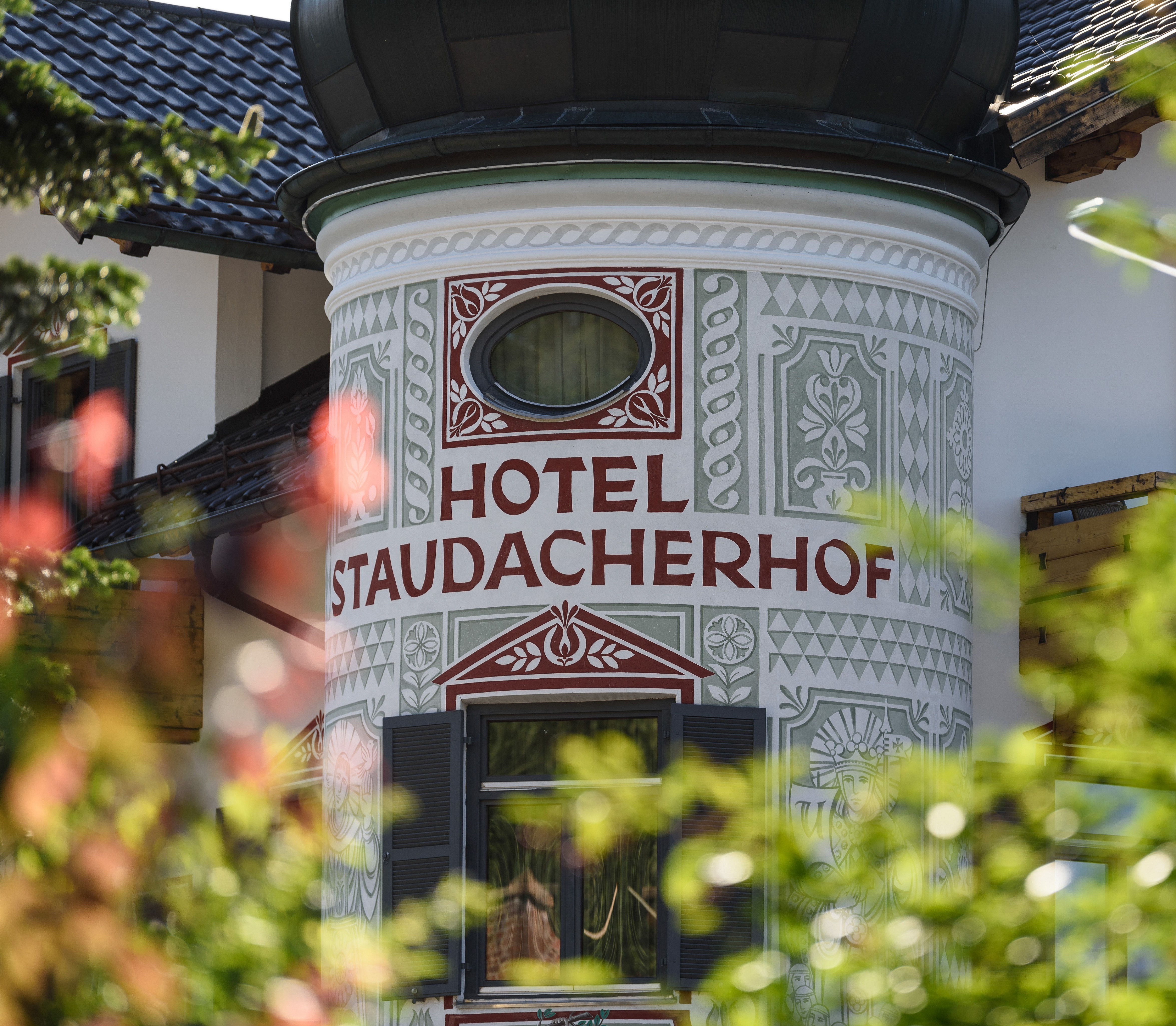 Turm vom Hotel mit Blättern